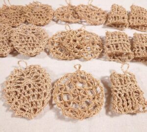 色々な形の麻紐のエコたわし