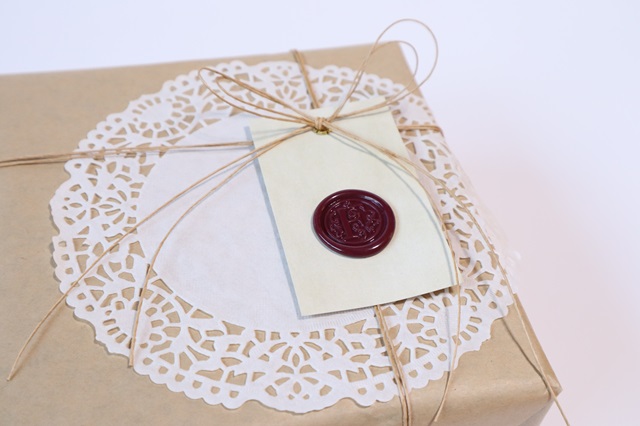 十字にラッピングしたギフトボックス