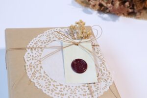 麻紐リボンに封蝋タグとドライフラワー