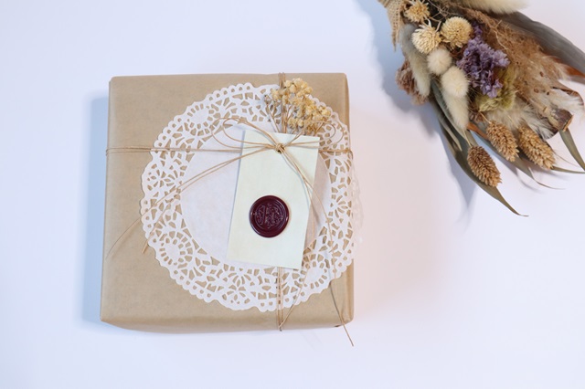 麻紐でラッピングされたギフト