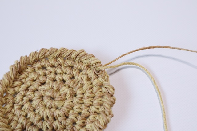 麻紐と毛糸の編み物