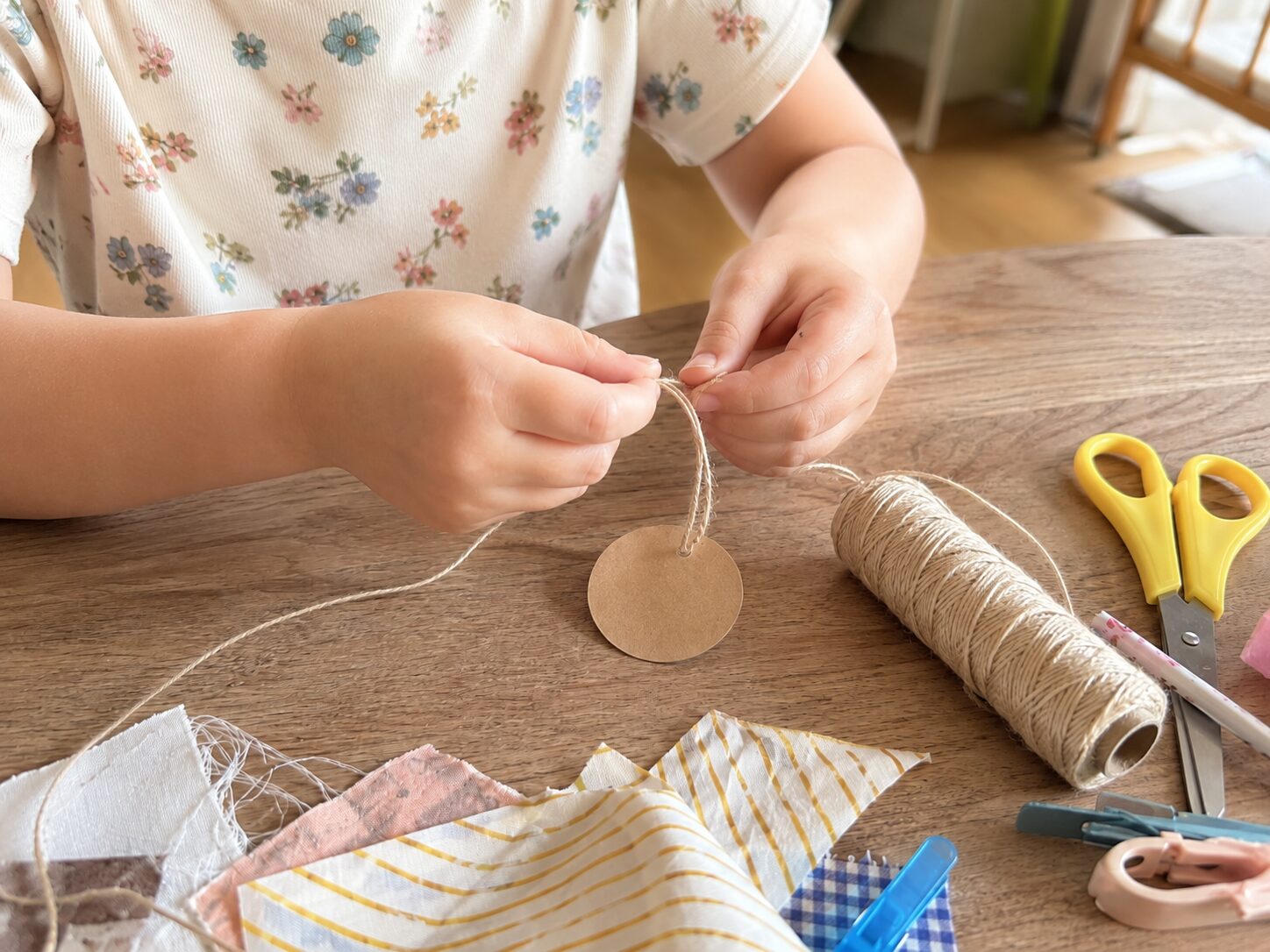 麻紐で工作する子ども