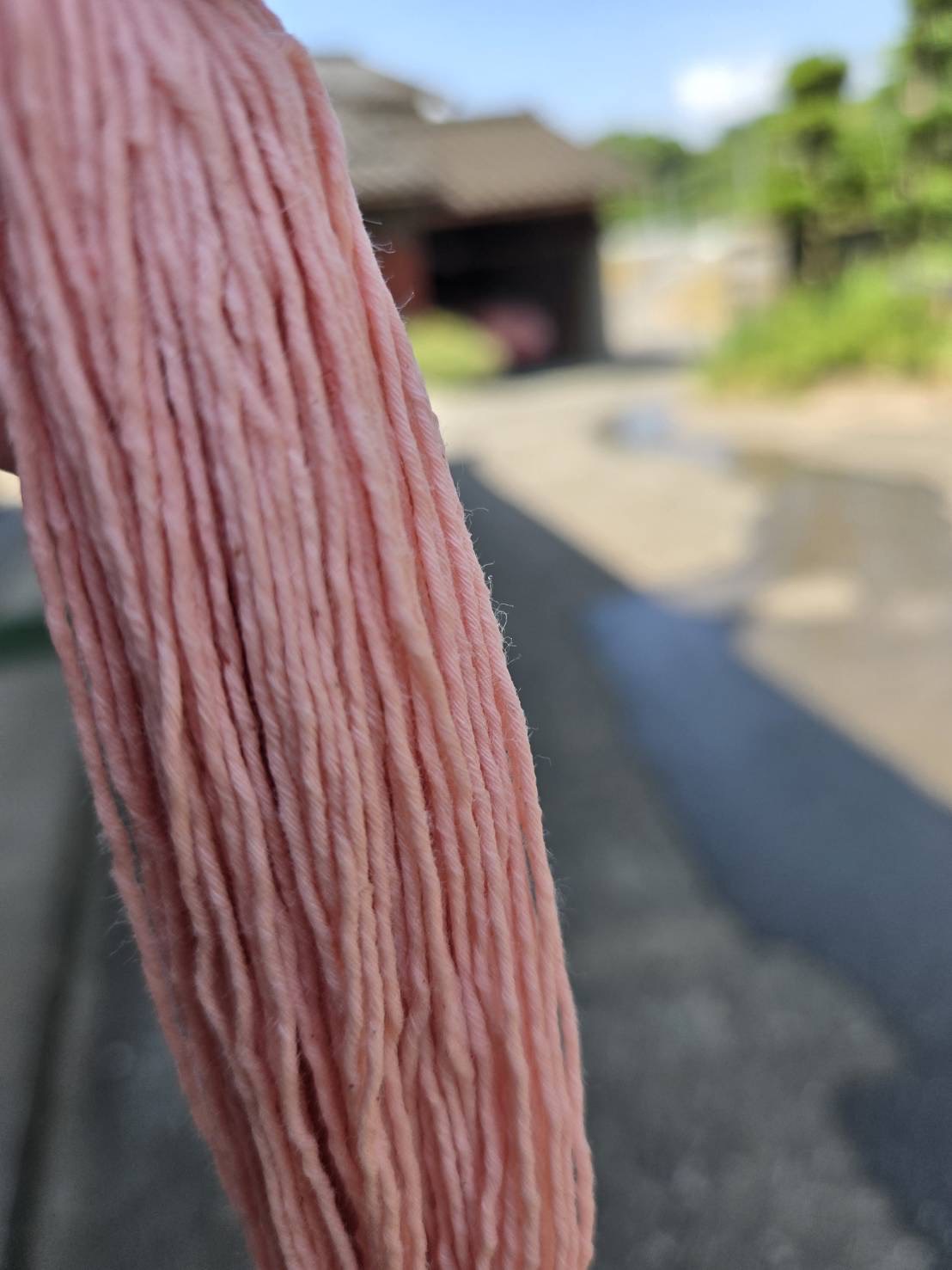 苺で染めたコットンボール