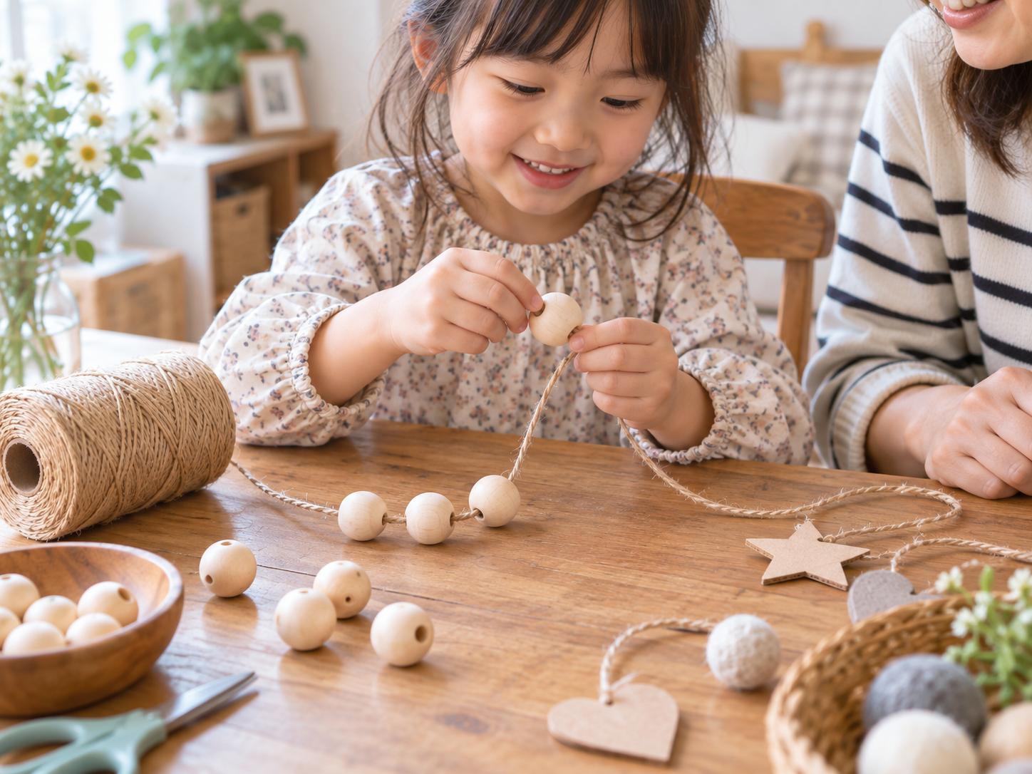 ビーズに麻紐を通す子ども