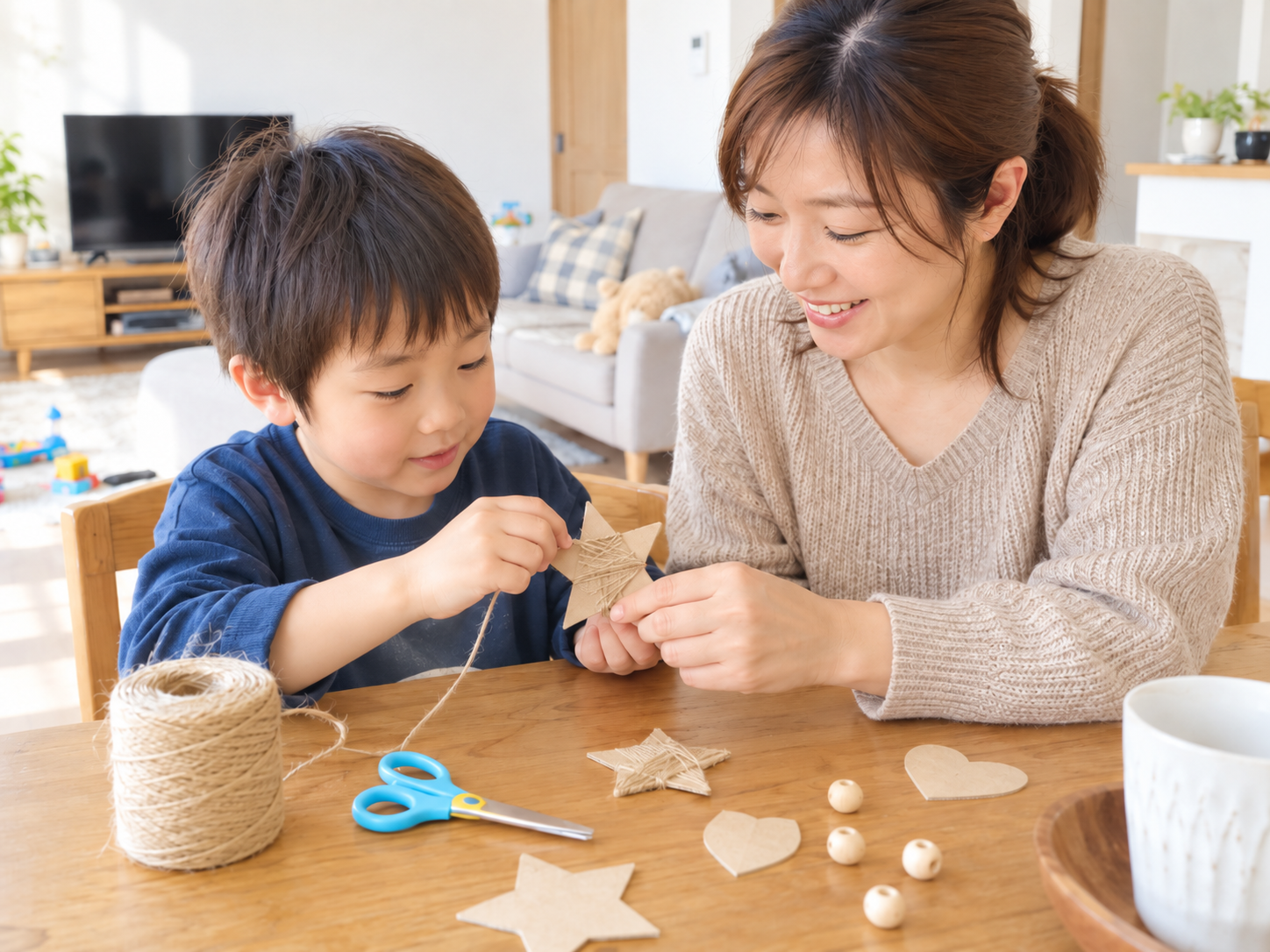 麻紐で工作をする親子